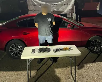 Detienen a un hombre en un Mazda rojo con fusil AK-47 y más de 100 cartuchos en Culiacán