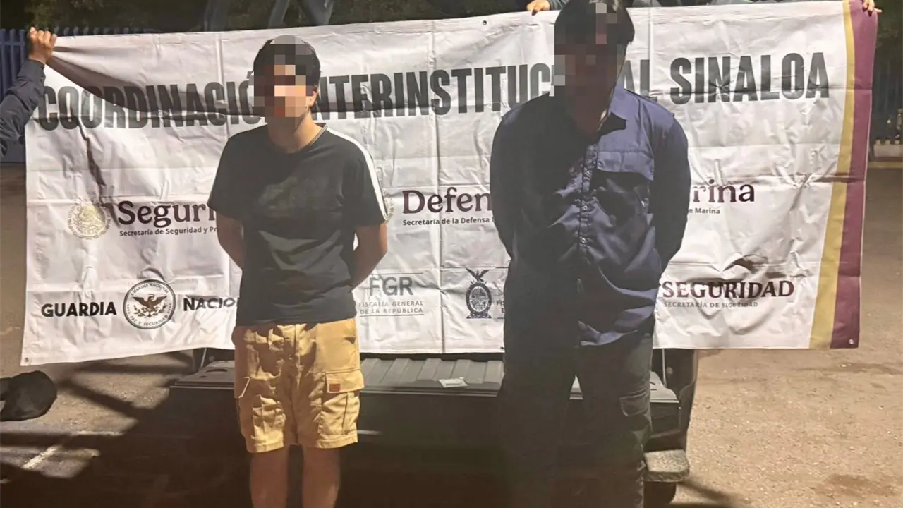 Detienen a dos jóvenes con cigarros de marihuana en Villas del Río, Culiacán.