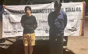 Detienen a dos jóvenes con cigarros de marihuana en Villas del Río, Culiacán