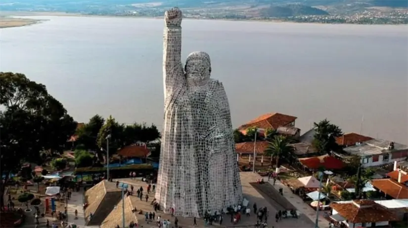 Sube a la estatua de José María Morelos y Pavón para apreciar el Lago de Pátzcuaro. Foto: cortesía.