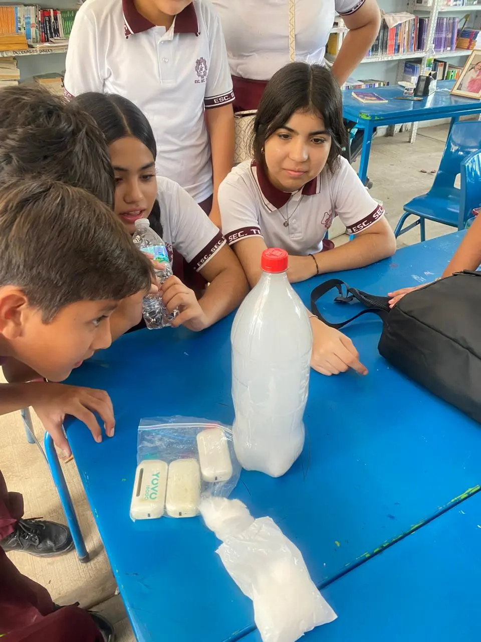 Para demostrar las afectaciones del vapeo en la salud, los estudiantes hicieron un experimento.