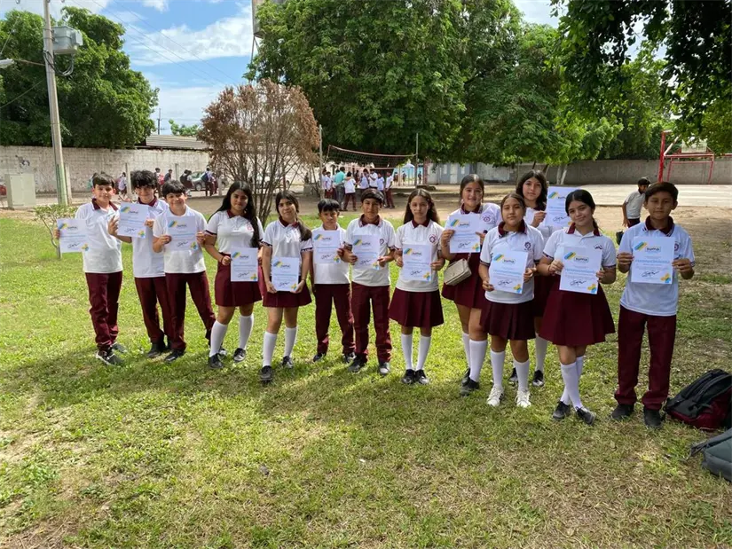 Estudiantes de la ETI #20 recibieron su reconocimiento como Líderes de Paz.