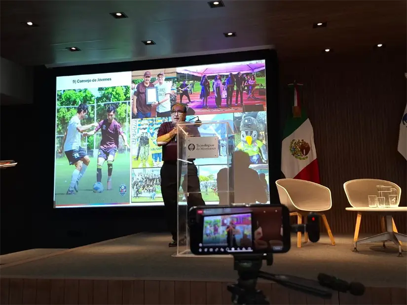 Javier Llausás Magaña, líder de Culiacán Participa, durante su intervención en Informe de paz.