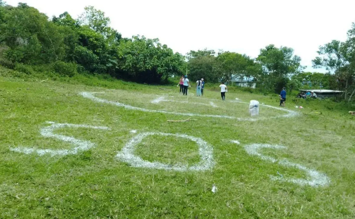 Con un enorme SOS pobladores piden ayuda para esta comunidad en Huehuetla, Hidalgo. Foto: Cortesía