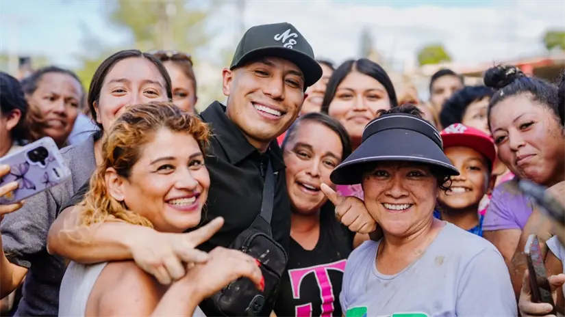 Yulay finalmente pudo entregar la ayuda a las familias afectadas en Poza Rica. Foto: Facebook