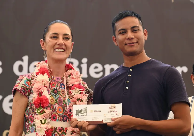 Sheinbaum junto a un joven beneficiario de Jóvenes Construyendo el Futuro. Foto: Cortesía
