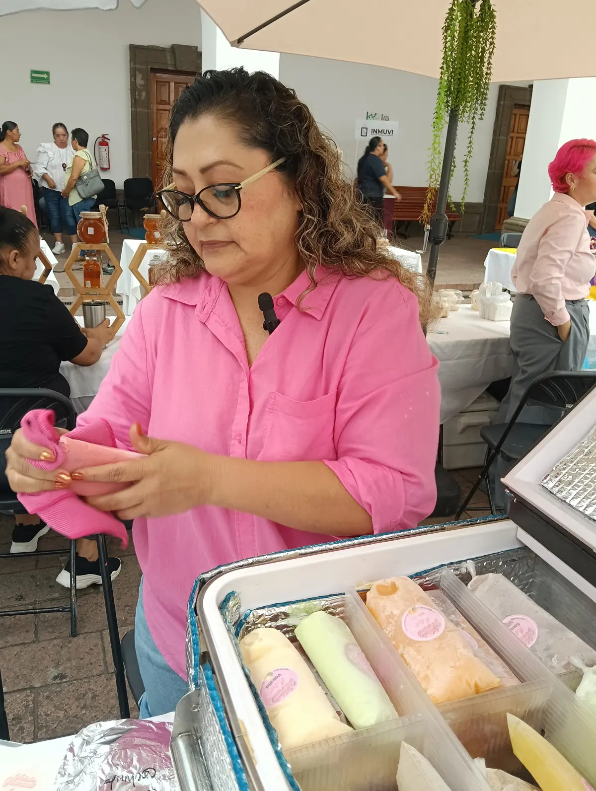 Yadira, una mujer incansable que elabora heladitos gourmet desde su hogar y en ellos tiene la esencia de su madre que con valor sacó adelante a su familia.