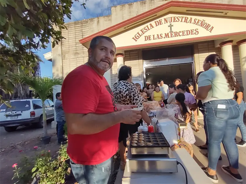 La kermés comunitaria llenó de sabor y convivencia la celebración, reflejo del espíritu alegre y solidario de los vecinos. Foto: Juan Madrigal