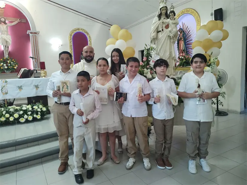 Niñas y niños vivieron con emoción su Primera Comunión durante la fiesta patronal, un momento lleno de ternura, fe y esperanza. Foto: Juan Madrigal