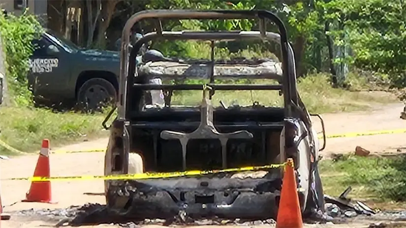 Una patrulla de la GN fue incendiada en el ataque. Foto: SSPC
