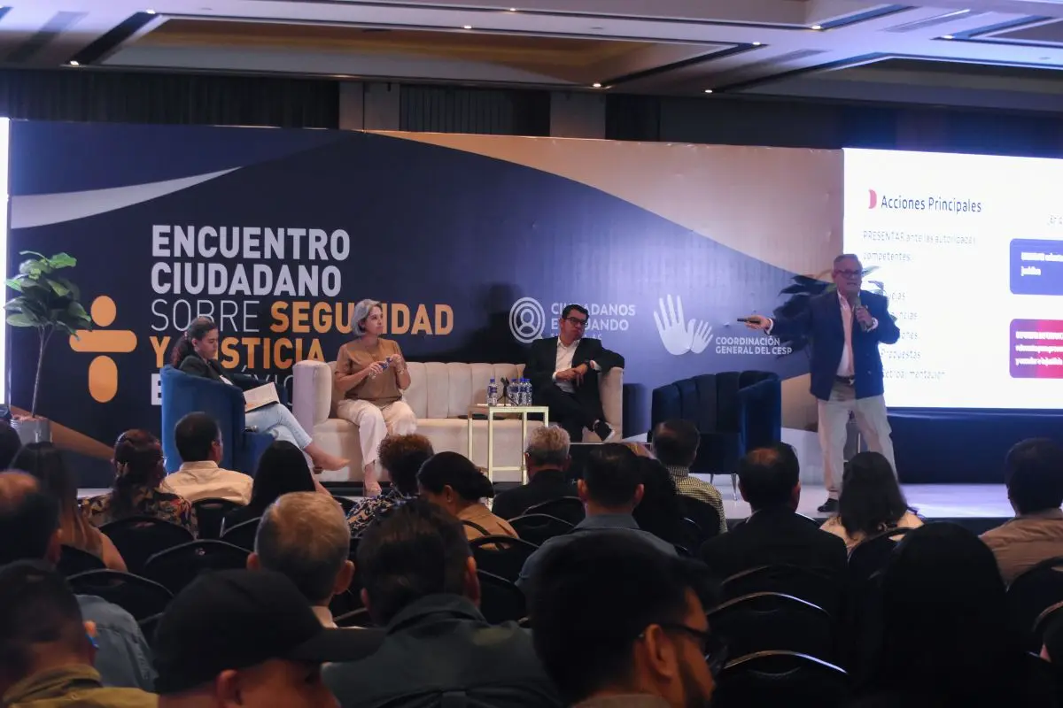 Ciudadanos y empresarios asistentes al Encuentro Ciudadano sobre Seguridad Pública y Justicia en México.