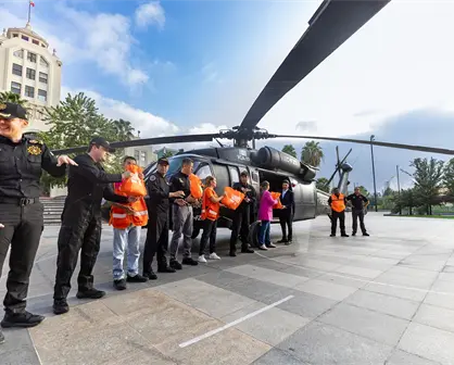 El helicóptero Black Hawk de Nuevo León, lleva ayuda por segunda vez a Veracruz