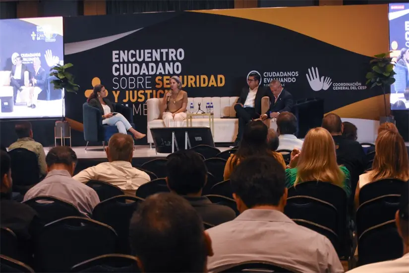 Karla Martorell Moya destacó la necesidad de integrar la perspectiva de género en las políticas de seguridad y justicia, priorizando la atención a víctimas y la prevención comunitaria.