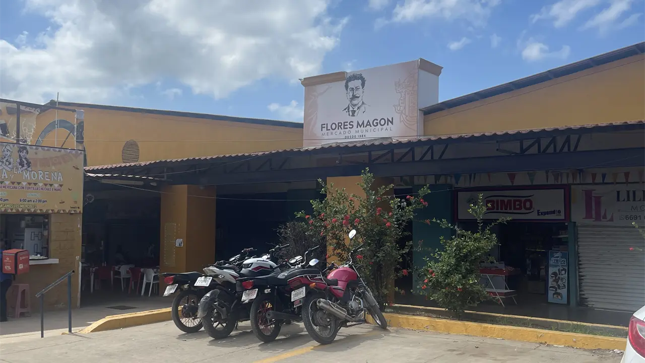 El Mercado Flores Magón ofrece diversidad de productos locales y un amplio estacionamiento para comodidad de los clientes