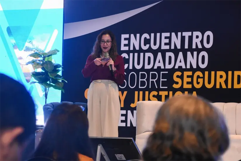 Nayeli Sánchez Estrada, representante de la ONUDC, compartiendo estrategias de prevención familiar.
