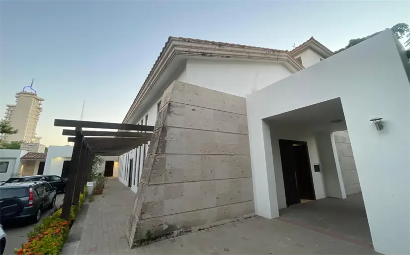 Su arquitectura moderna le da un aspecto elegante y sofisticado. Foto: Lino Ceballos / TBN