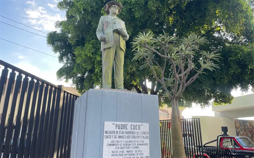 Una estatua del Padre Cuco se alza en la entrada del templo. Foto: Lino Ceballos / TBN