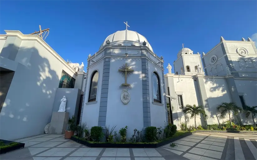 Cuenta con un hermoso jardín cuidado con esmero por Don Lázaro desde hace más de 8 años. Foto: Lino Ceballos / TBN