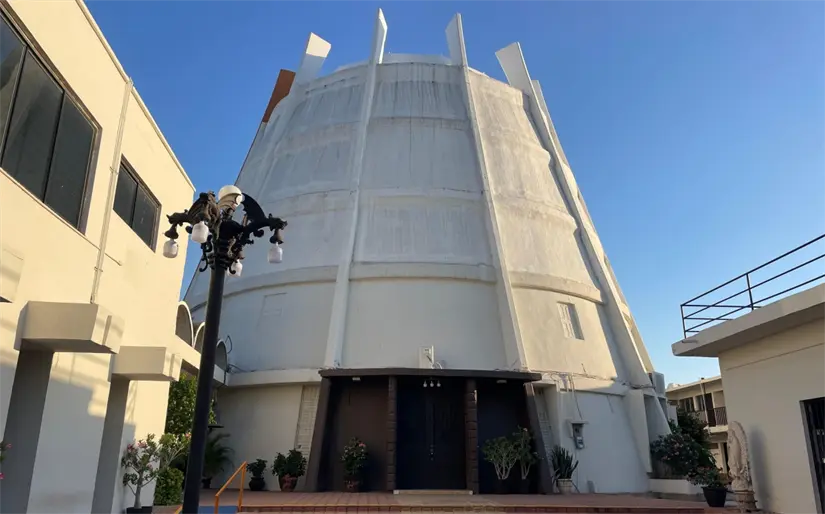 La Parroquia de San Francisco de Asís llama la atención por su diseño de domo. Foto: Lino Ceballos / TBN