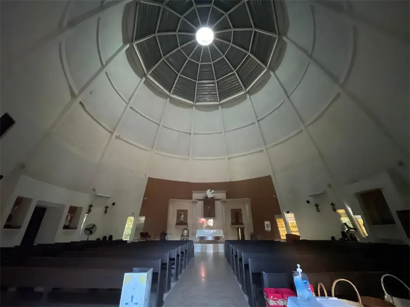 Un tragaluz en la punta del domo le da una atmósfera única al templo. Foto: Lino Ceballos / TBN