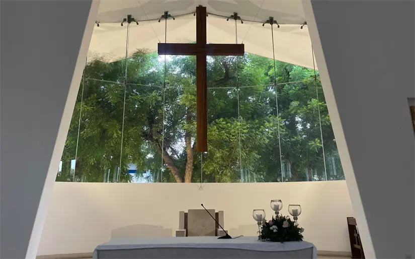 Un hermoso ventanal le da un aspecto único a este templo en su interior. Foto: Lino Ceballos / TBN