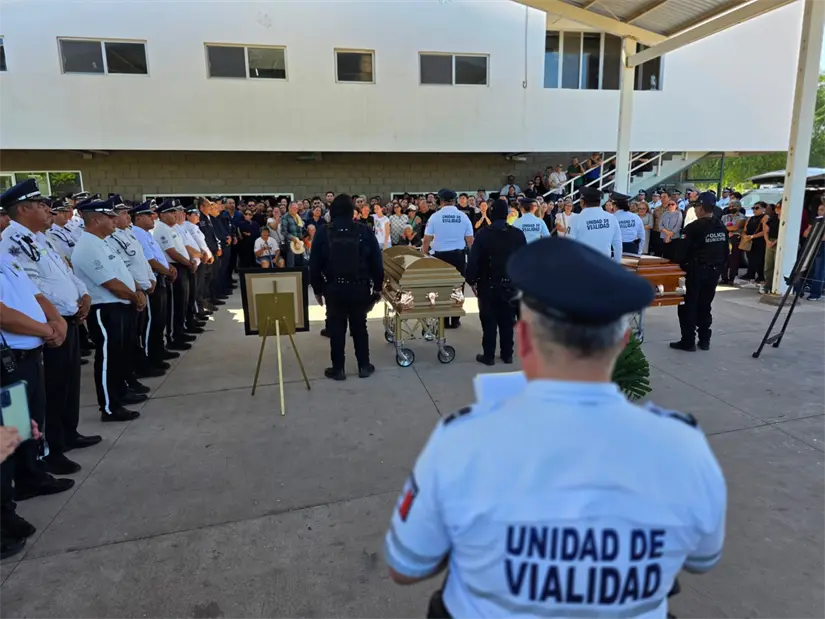 Despiden a los agentes de tránsito, Iris y Luis Alberto. Foto: Cortesía