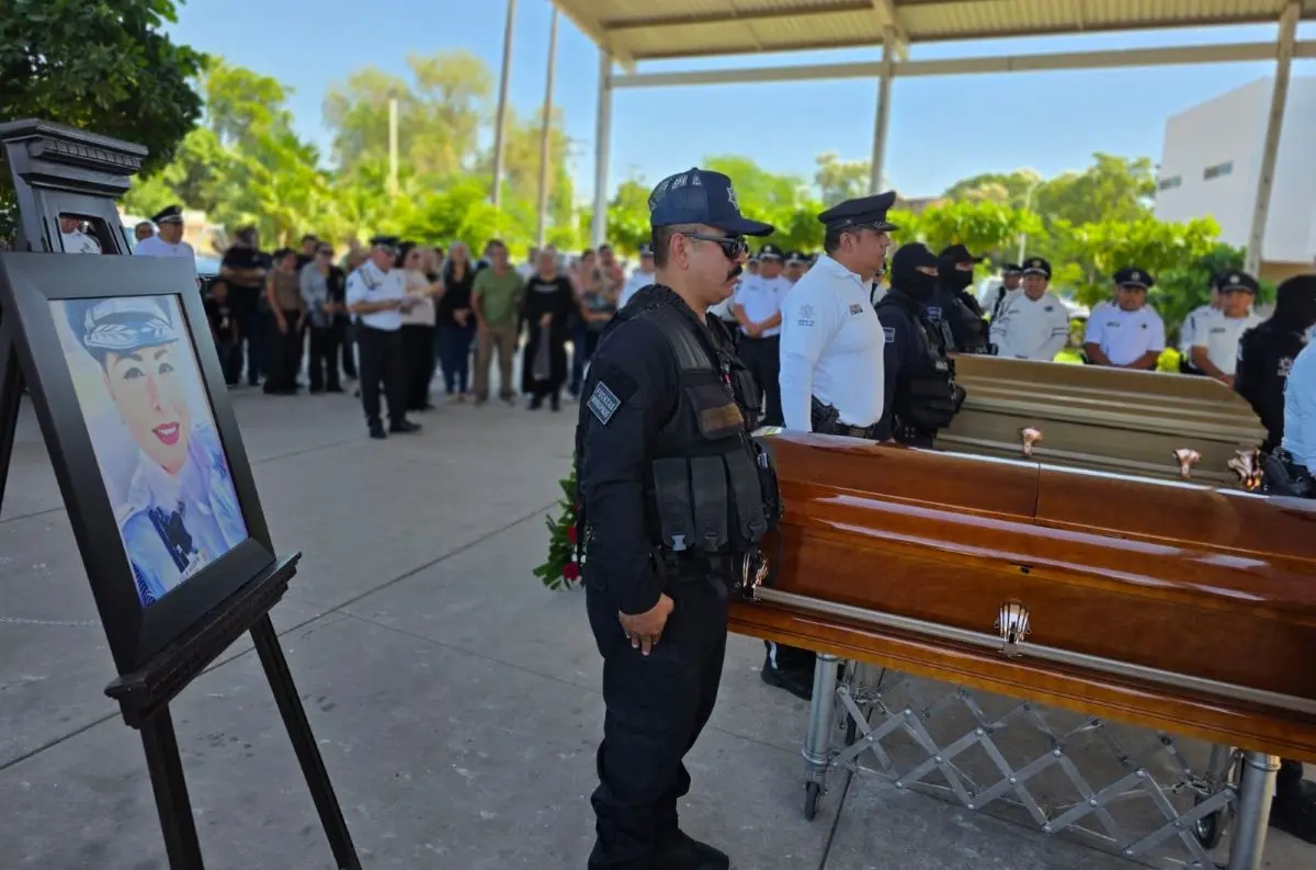 Rinden homenaje a los agentes de tránsito, Iris y Luis Alberto. Foto: Cortesía