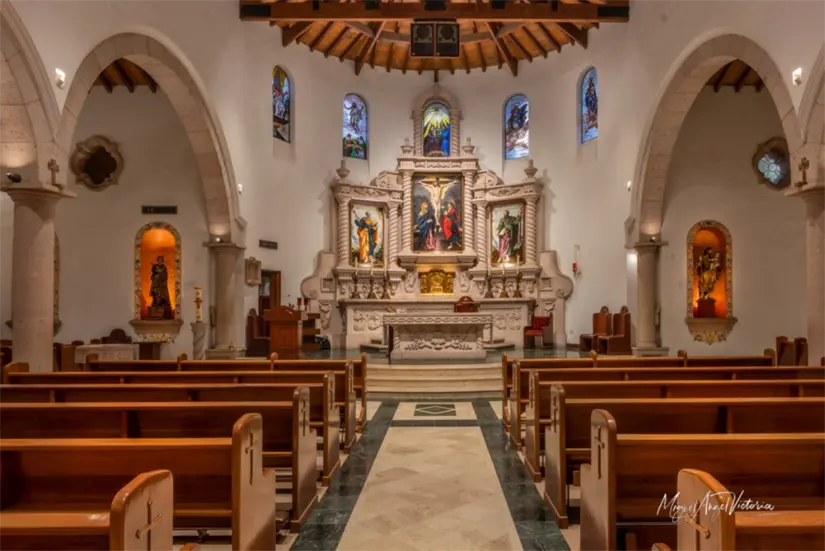 Su interior decorado con arcos y vitrales le da un aspecto clásico. Foto: Miguel Ángel Victoria / Sinaloa 360