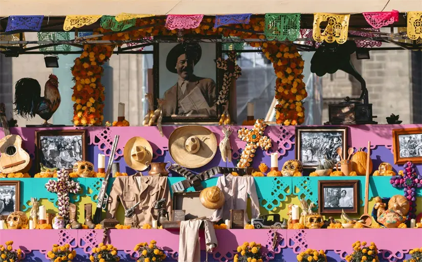 Conoce qué es lo que representan las veladoras en el altar de Día de Muertos. Foto: Unsplash.