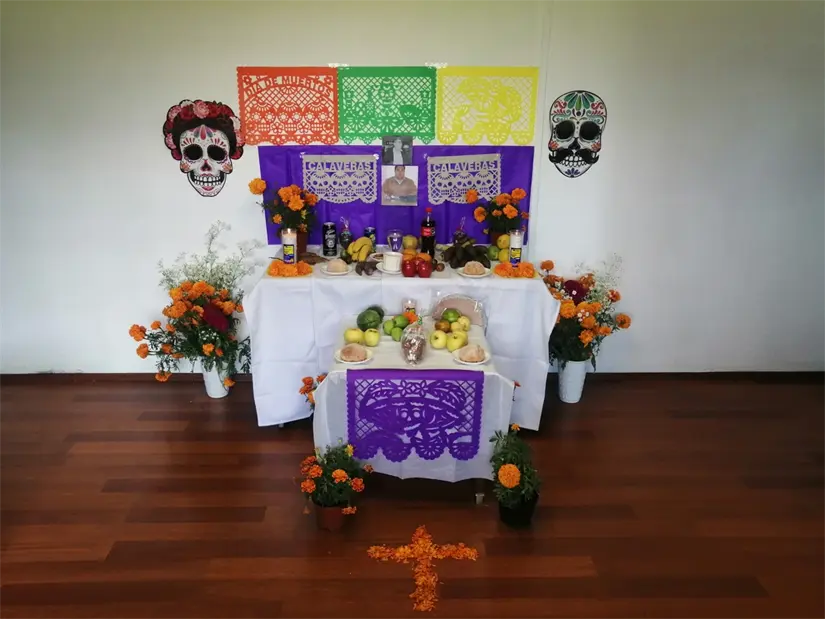 El altar de Día de Muertos es una ofrenda por medio de la cual se recibe a las almas de las personas fallecidas. Foto: Unsplash.
