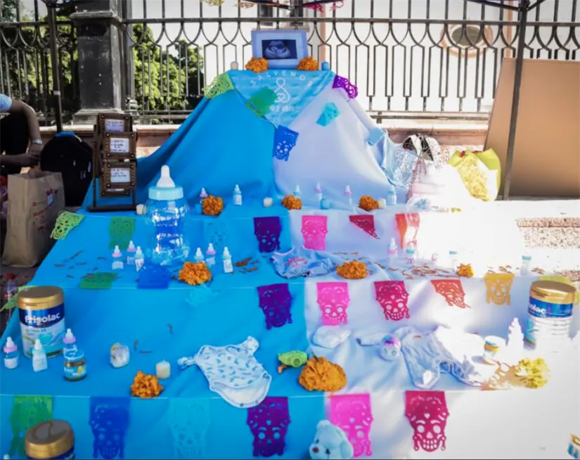 En los altares para bebes no nacidos o niños pequeños, se usan colores claros. Foto: cortesía.