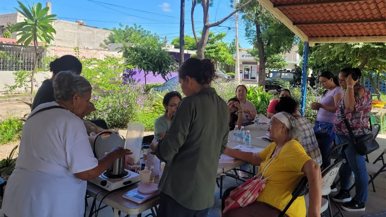 Mujeres del fraccionamiento Laureles Pinos aprenden a elaborar velas aromáticas en curso gratuito que fomenta el autoempleo y bienestar en Culiacán. Foto: Cortesía/TBN