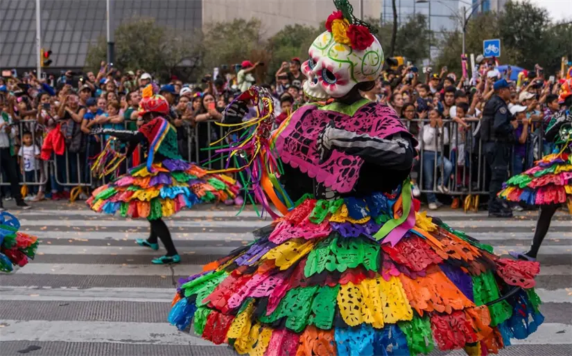 Las 'calacas' toman las calles de CDMX durante el Desfile de Catrinas. Foto: Especial