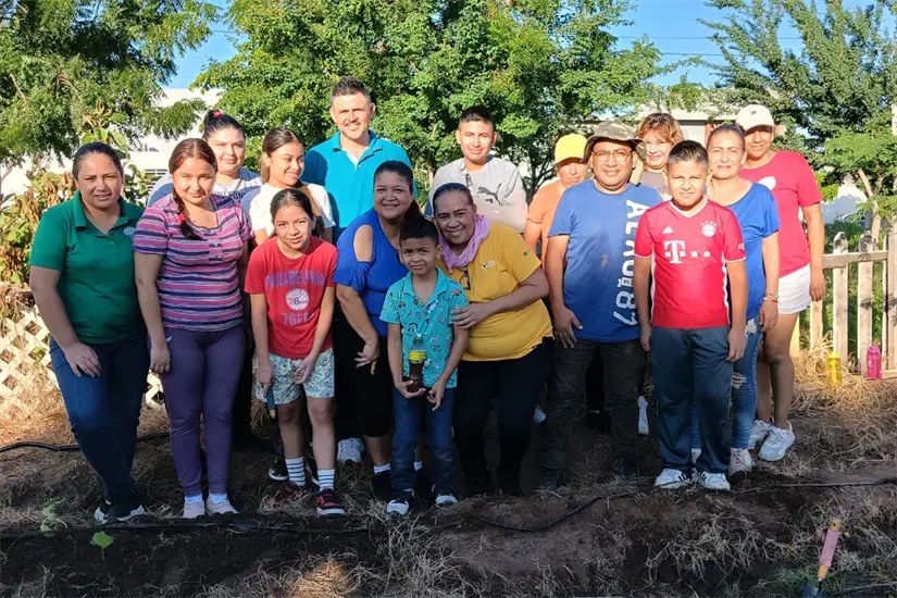 Vecinos de Prados del Sol 2 y colonias aledañas se sumaron a la plantación en el Huerto Urbano del Parque Prados del Sol del Desierto.