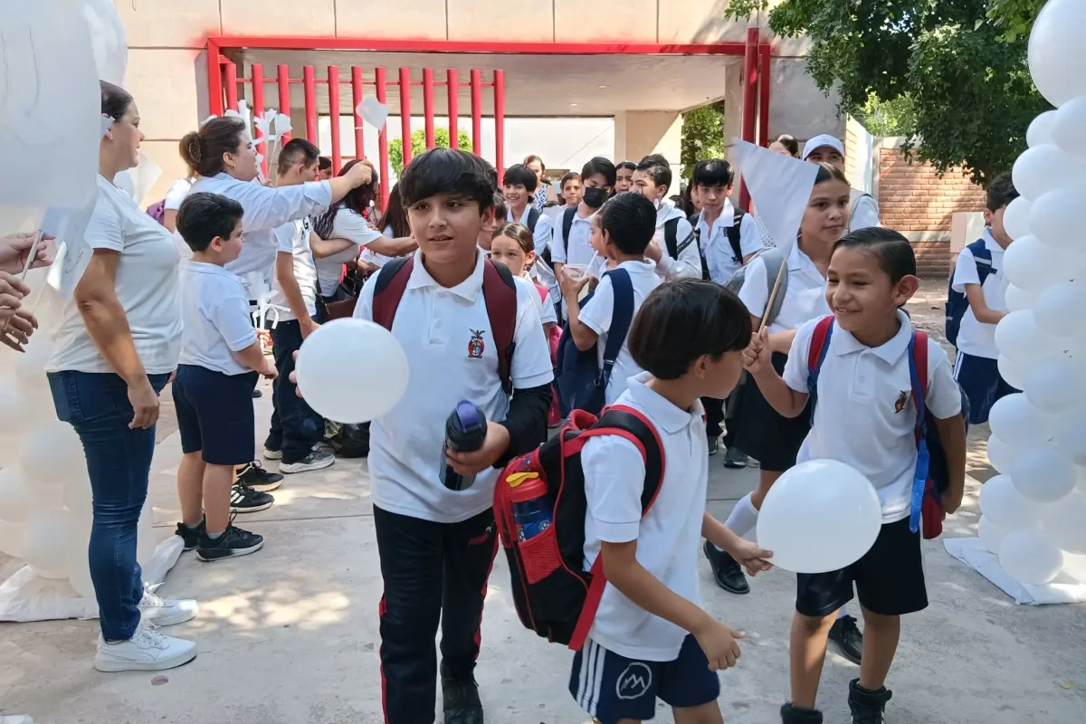 Con globos blancos y canciones, niños de primaria en Los Huertos alzan la voz por la paz en Culiacán
