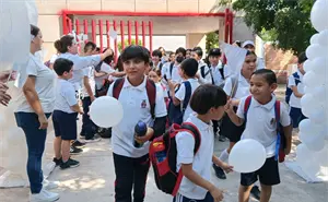 Con globos blancos y canciones, niños de primaria en Los Huertos alzan la voz por la paz en Culiacán