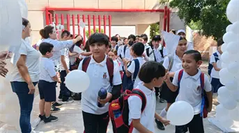 Con globos blancos y canciones, niños de primaria en Los Huertos alzan la voz por la paz en Culiacán