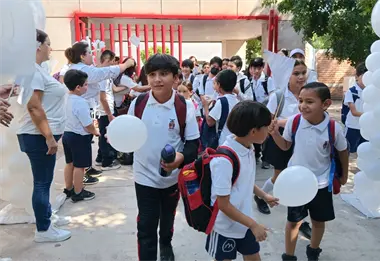 Con globos blancos y canciones, niños de primaria en Los Huertos alzan la voz por la paz en Culiacán