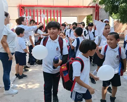 Con globos blancos y canciones, niños de primaria en Los Huertos alzan la voz por la paz en Culiacán