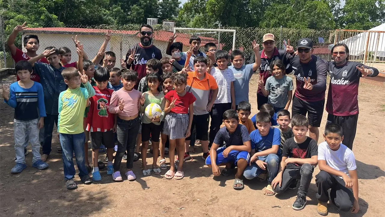 Niñas y niños participaron en dinámicas deportivas organizadas por el IMDEC, llenando de energía el encuentro. Foto: Ayuntamiento de Culiacán