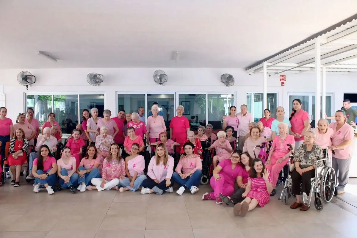 Colaboradoras y residentes de la Casa del Carmen participaron en la conmemoración del Día Mundial contra el Cáncer de Mama.