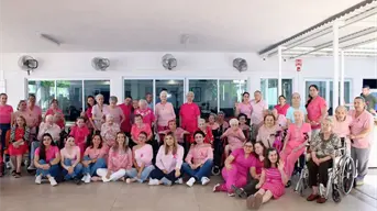 En Casa del Carmen, el rosa simboliza esperanza y solidaridad contra el cáncer de mama