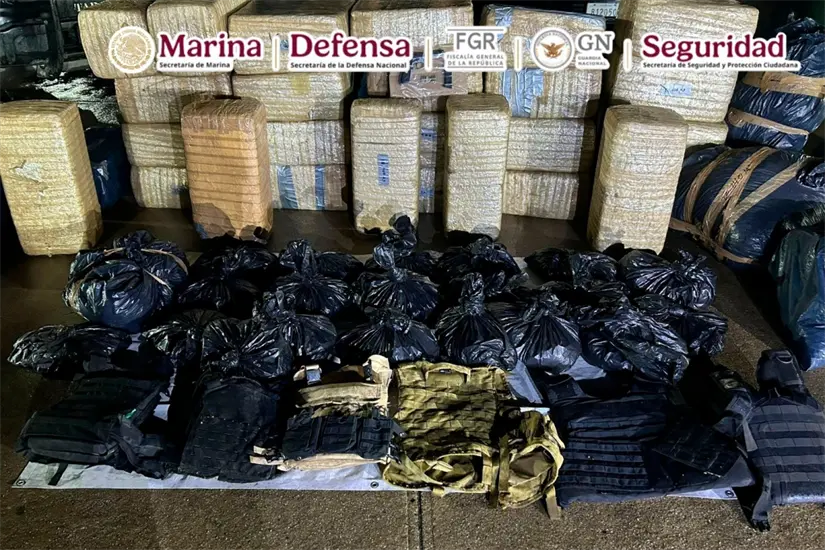 En el vehículo encontraron un arma, municiones y equipo táctico. Foto: SSPC