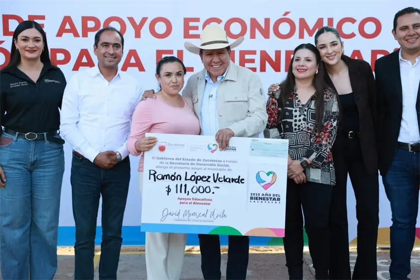 Entrega de cheques para uniformes escolares en Zacatecas. Foto: Cortesía