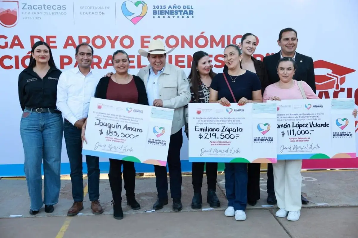 Distribución de cheques para uniformes escolares en Zacatecas. Foto: Cortesía
