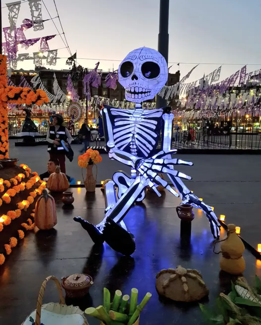 Disfruta con familia o amigos la Ofrenda Monumental de Día de Muertos 2025 en CDMX. Foto: cortesía.