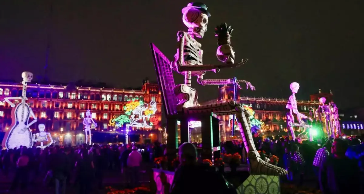 El Zócalo de la CDMX se transforma en un altar gigante para celebrar el Día de Muertos 2025