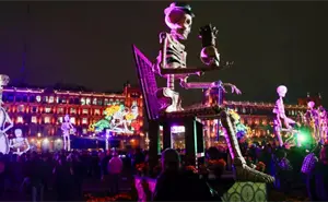 El Zócalo de la CDMX se transforma en un altar gigante para celebrar el Día de Muertos 2025