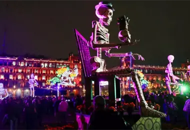 El Zócalo de la CDMX se transforma en un altar gigante para celebrar el Día de Muertos 2025