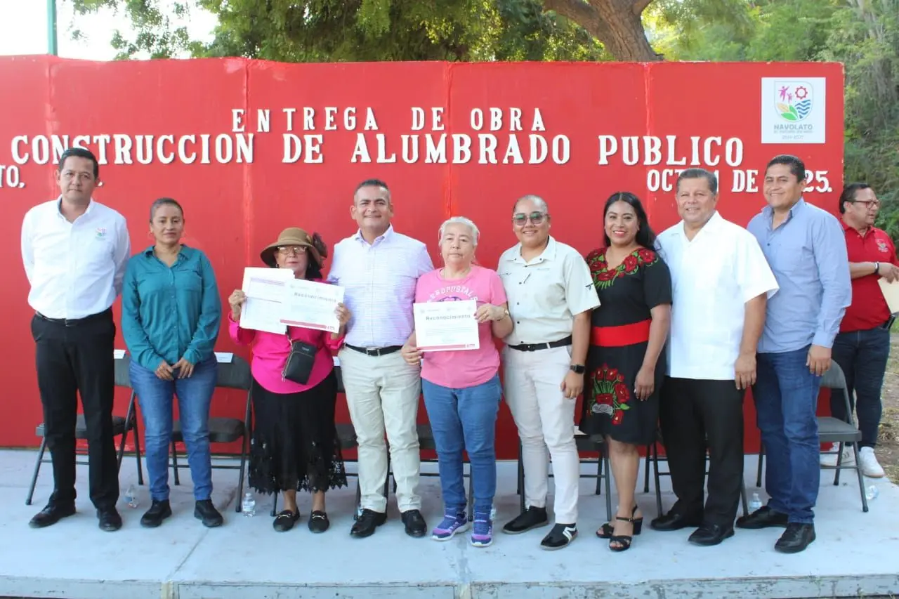 El presidente municipal Jorge Rosario Bojórquez Berrelleza encabeza la entrega de la obra de alumbrado público en Villa Juárez, acompañado de autoridades municipales y representantes del Comité de Participación Social.
